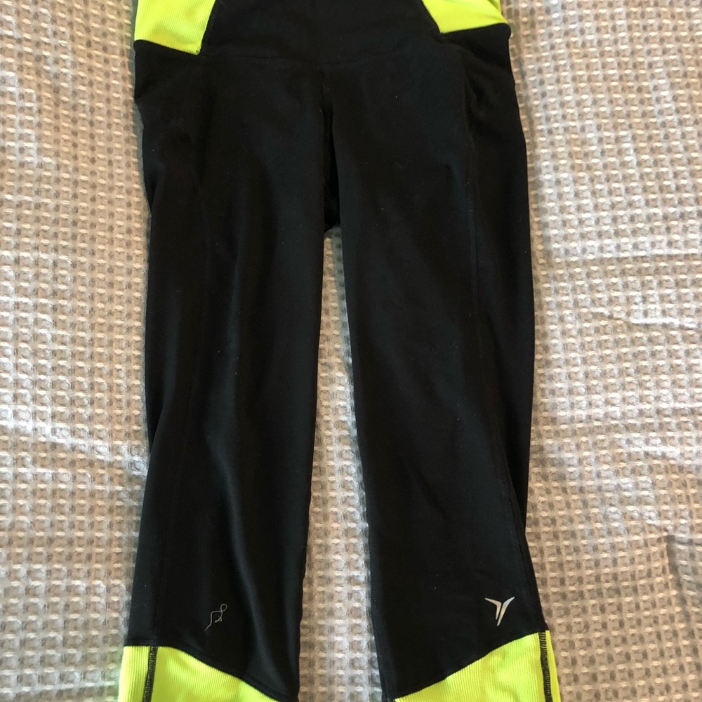 ⚡️⚡️Old Navy Black leggings with green accents
